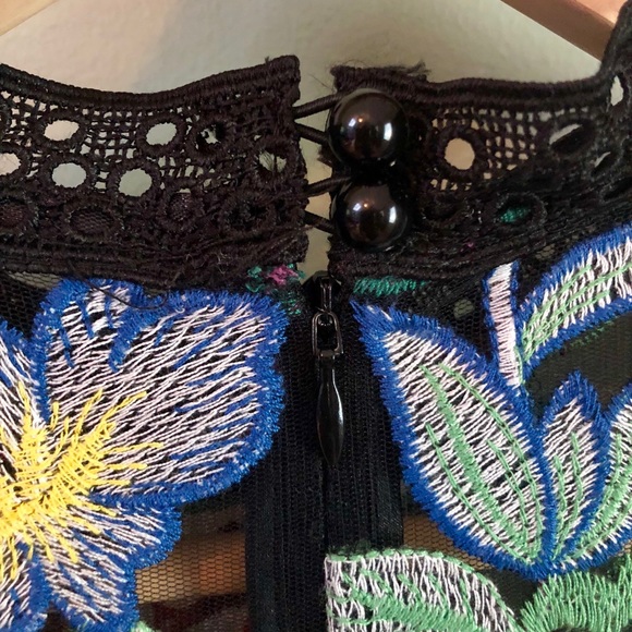 Janine Embroidered Dress - NWOT - size 6 - Picture 7 of 7